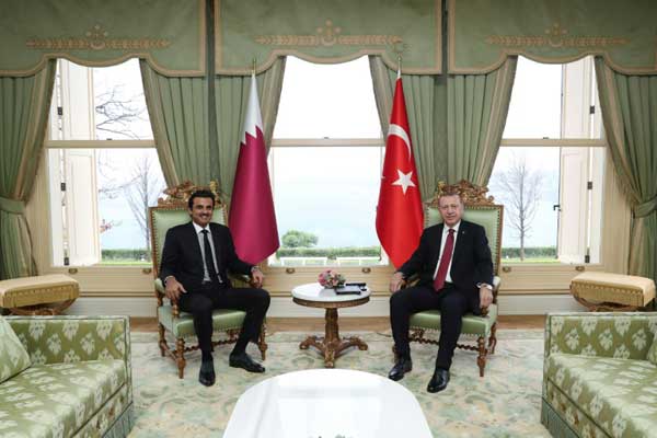 صورة موزعة نشرها المكتب الإعلامي للقصر الرئاسي التركي تظهر الرئيس رجب طيب إردوغان لدى لقائه أمير قطر الشيخ تميم بن حمد آل ثاني في إسطنبول بتاريخ 26 نوفمبر 2018