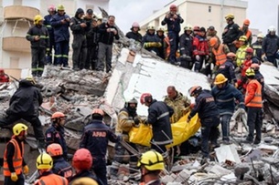 ألبانيا تشيع ضحايا زلزال أودى بنحو 50 شخصًا