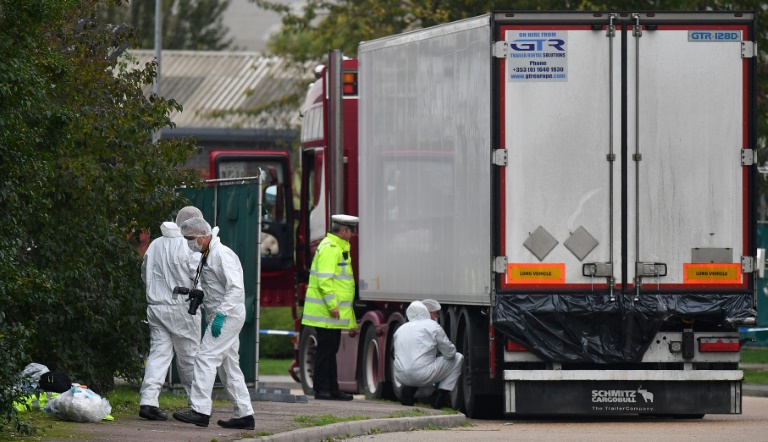 سائق شاحنة عُثر فيها على جثث مهاجرين في بريطانيا يقر بتورّطه