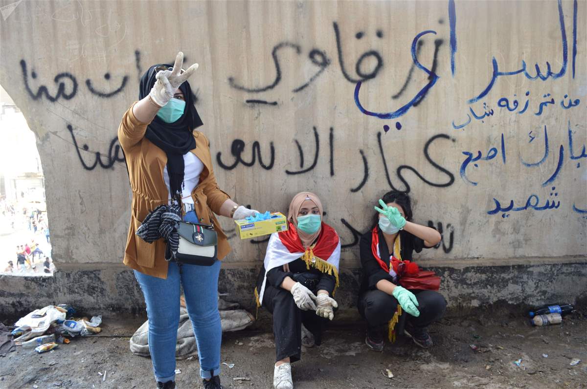 فتيات عراقيات في ساحة التظاهر في بغداد