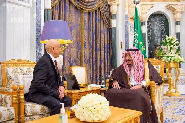 الملك سلمان بن عبد العزيز خلال استقباله عقيلة صالح