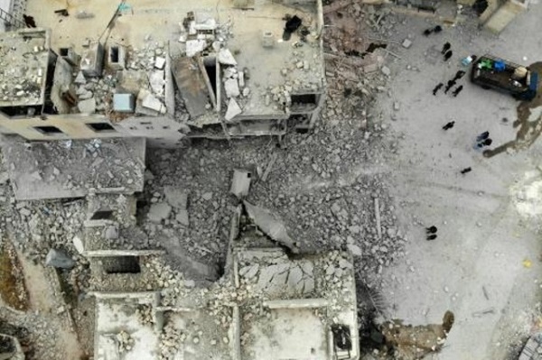 صورة جوية لبناء دمره القصف المنسوب إلى قوات النظام السوري وحلفائه، في محافظة إدلب 25 نوفمبر 2019