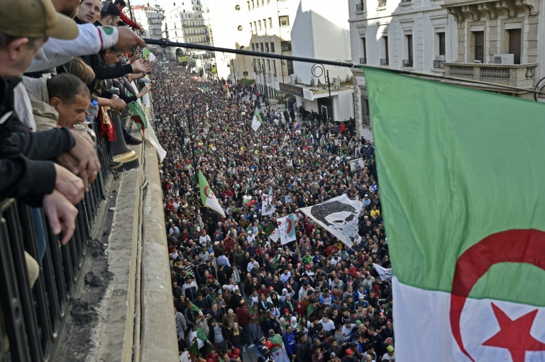 حشد كبير في العاصمة الجزائرية في الاسبوع الأخير قبل انتخابات مثيرة للجدل
