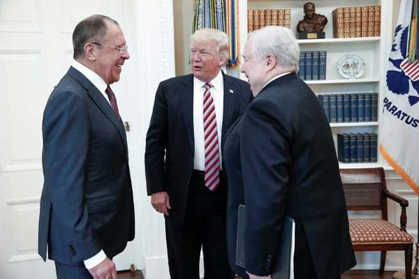 صورة وزعتها وزارة الخارجية الروسية في العاشر من مايو 2017 تظهر ترمب (وسط) يتحدث إلى لافروف (يسار) والسفير الروسي السابق لدى الولايات المتحدة سيرغي كيسلياك في البيت الأبيض
