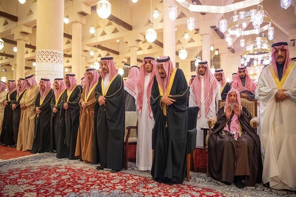 الملك سلمان بن عبد العزيز خلال تأدية صلاة الميت