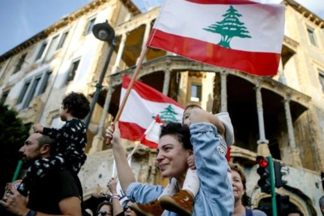 مشاركون في تظاهرة ضد الحكومة في بيروت