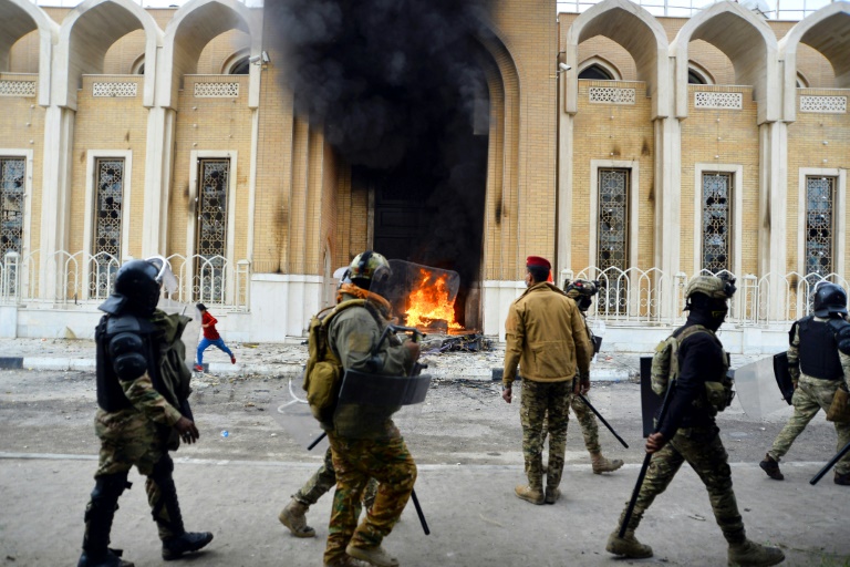 المشاورات السياسية تتواصل في بغداد وعنف في النجف وكربلاء