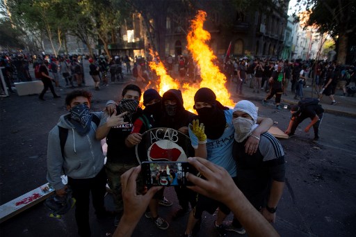 تظاهرات وأعمال عنف في تشيلي في اليوم الخمسين من الأزمة