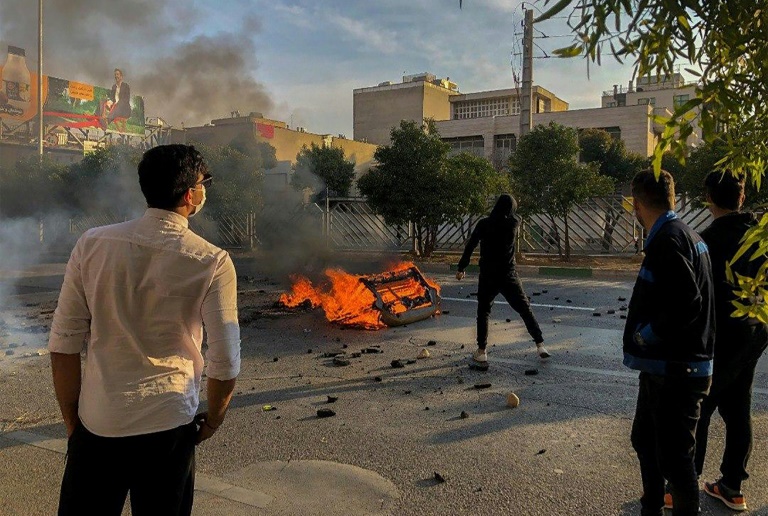 متظاهرون إيرانيون يغلقون طريقًا خلال تظاهرة ضد رفع أسعار البنزين في شيراز بتاريخ 16 نوفمبر 2019