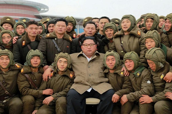 كيم جونغ أون يلتقط صورة مع عناصر في القوات الجوية وقوات الدفاع الجويّ 