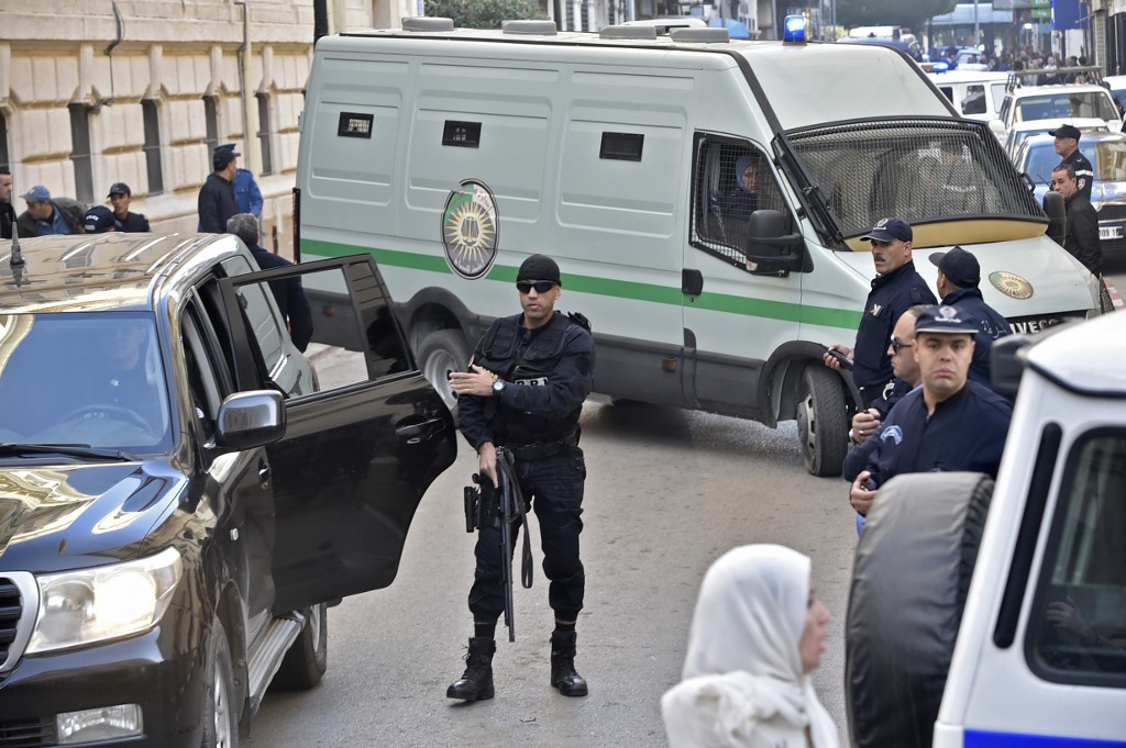 الشرطة الجزائرية تطوق مبنى محكمة سيدي امحمد قبل وصول المتهمين