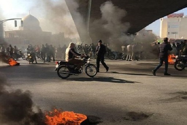 اندلعت الاحتجاجات في عدة مناطق بإيران بسبب قرار رفع أسعار الوقود