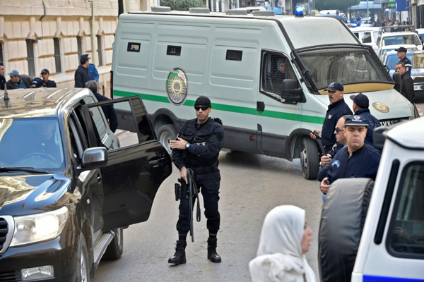 تأجيل محاكمة مسؤولين سابقين ورجال أعمال في الجزائر إلى الأربعاء