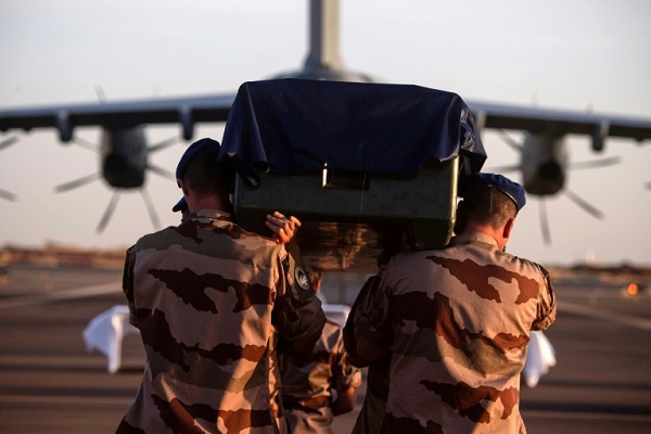 نعش أحد الجنود الفرنسيين القتلى في مالي قبل نقله الى فرنسا