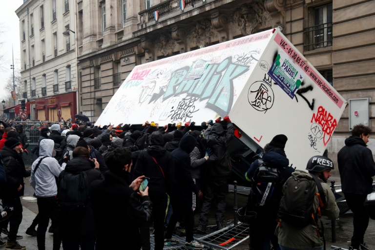 أكثر من نصف مليون متظاهر خلال إضراب عام يشل فرنسا