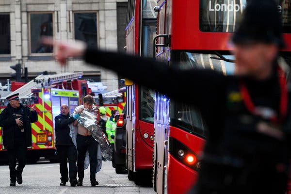 لقطة من منطقة جسر لندن اثناء العملية الارهابية الجمعة (أ ف ب) 