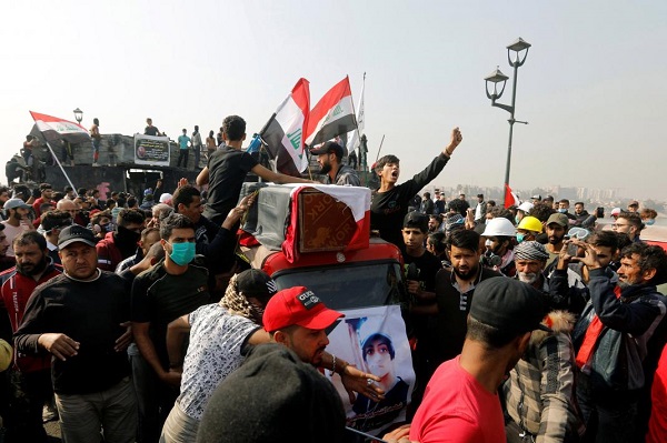 عراقيون يشيعون أحد القتلى برصاص القوات الامنية