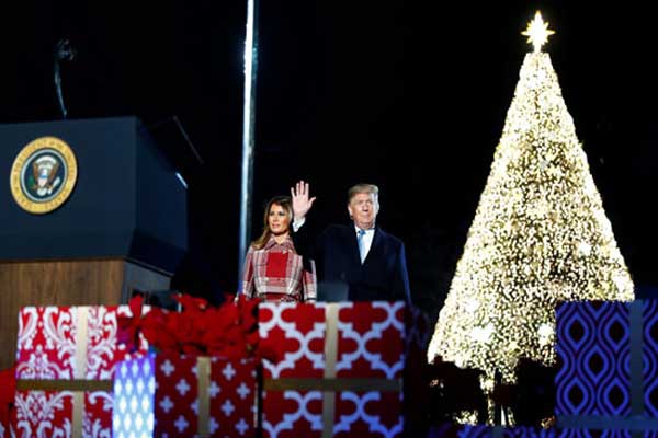 ترمب وزوجته أثناء مراسم إضاءة شجرة الميلاد