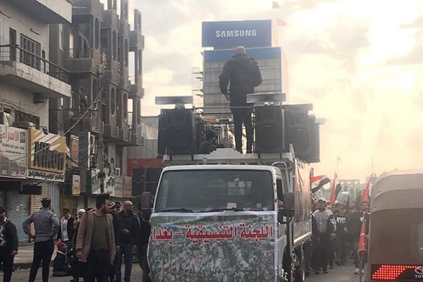 عناصر أحزاب السلطة يقتحمون ساحة الاحتجاجات بوسط بغداد