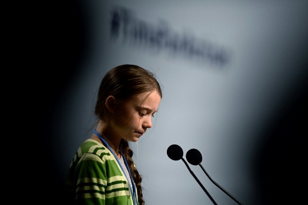 الناشطة السويدية من اجل المناخ غريتا تونبرغ تلقي خطابا خلال مؤتمر الامم المتحدة حول المناخ في مدريد في 11 ديسمبر 2019.