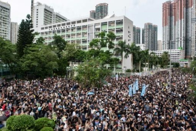 متظاهرون مؤيدون للديموقراطية في أحد احياء هونغ كونغ في 4 آب/اغسطس 2019