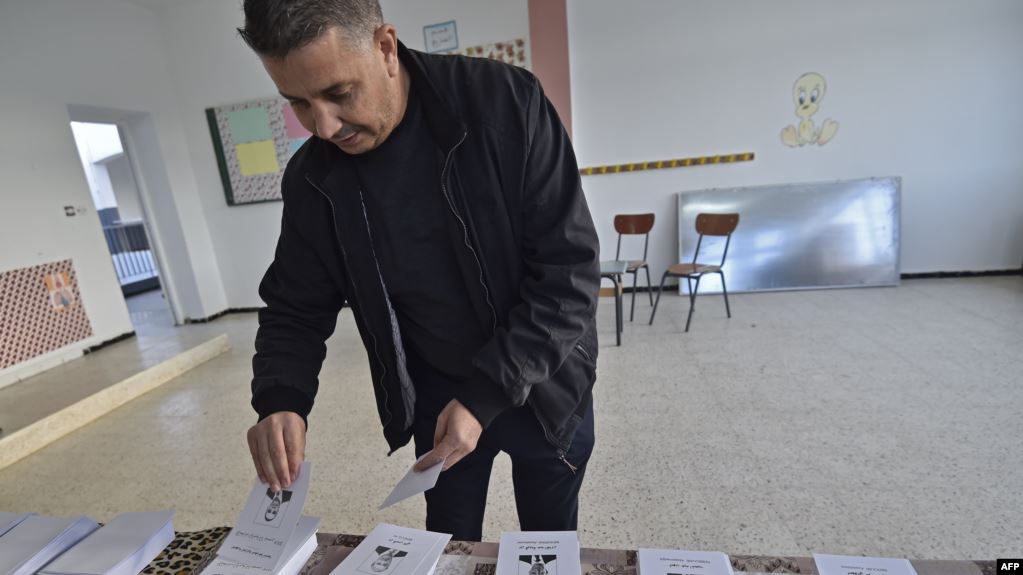 أقلّ من 40% من الناخبين الجزائريين أدلوا بأصواتهم