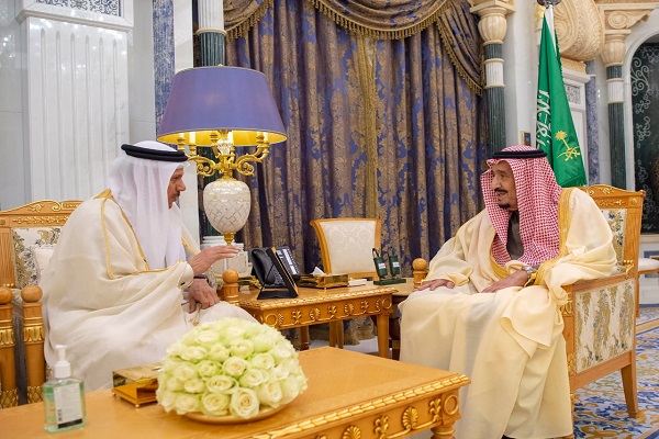 الملك سلمان بن عبد العزيز خلال استقباله الدكتور عبد اللطيف الزياني