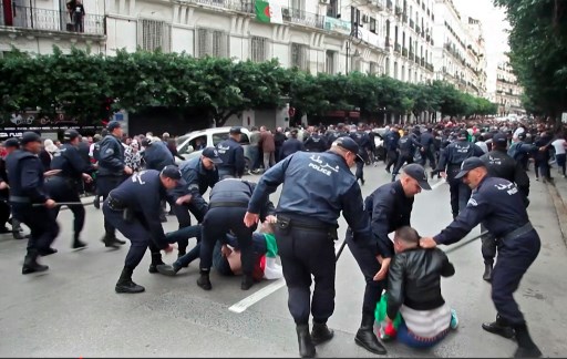 صدامات بين الشرطة الجزائرية ورافضين للانتخابات في العاصمة