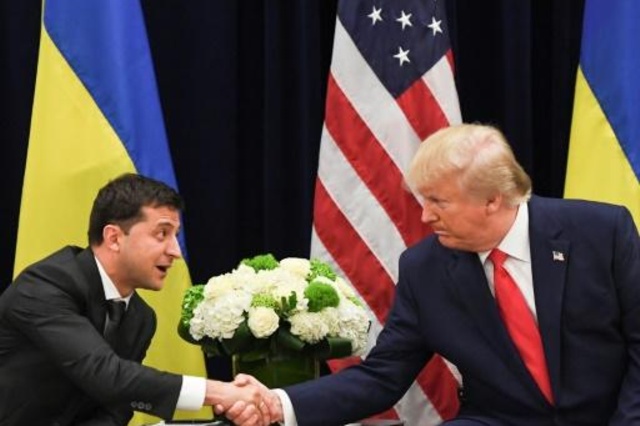 الرئيس الاميركي دونالد ترمب مع نظيره الاوكراني فولوديمير زيلينسكي في نيويورك في 25 ايلول/سبتمبر 2019.