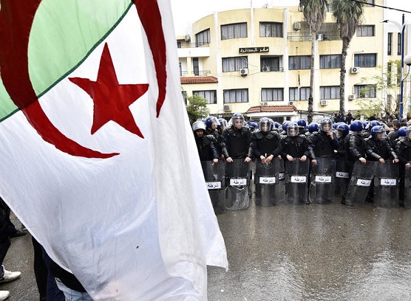 شباب الجزائر يحلمون بوضع 