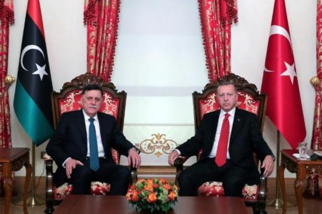 اردوغان (يمين) ورئيس حكومة الوفاق الليبية فايز السراج في اسطنبول