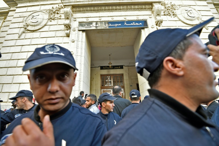 محكمة جزائرية تقضي بسجن رئيسي وزراء سابقين