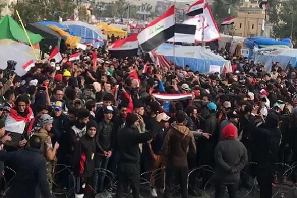 متظاهرو التحرير يحتشدون عند مدخل جسر الجمهورية لمنع اجتيازه لاقتحام الخضراء