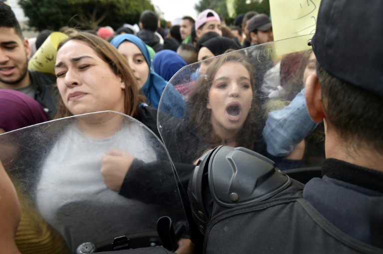 قوات من الشرطة الجزائرية تمنع طلاب من التقدم في مسيرة ضد الانتخابات بوسط العاصمة في 9 كانون الأول/ديسمبر 2019