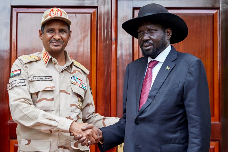 رئيس جنوب السودان سلفا كير مصافحا المسؤول السوداني محمد حمدان دقلو في جوبا في العاشر من كانون الاول/ديسمبر 2019