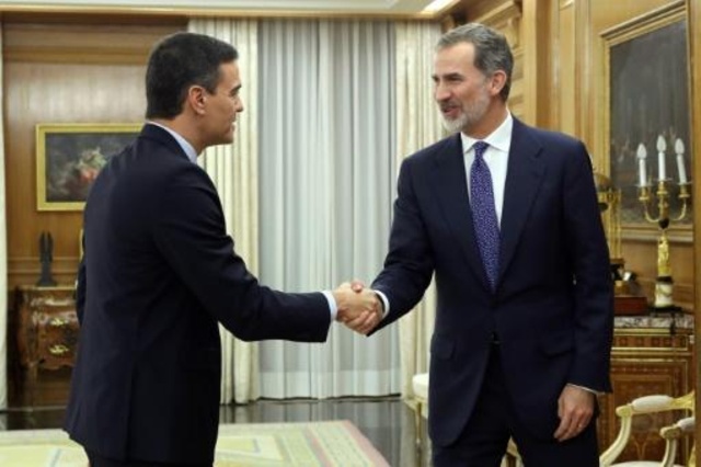 الملك الإسباني فيليبي السادس (يمين) مصافحا رئيس الوزراء المنتهية ولايته بدرو سانشيز في مدريد في 11 كانون الأول/ديسمبر 2019