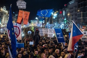 تظاهرة حاشدة في براغ تطالب باستقالة رئيس الوزراء