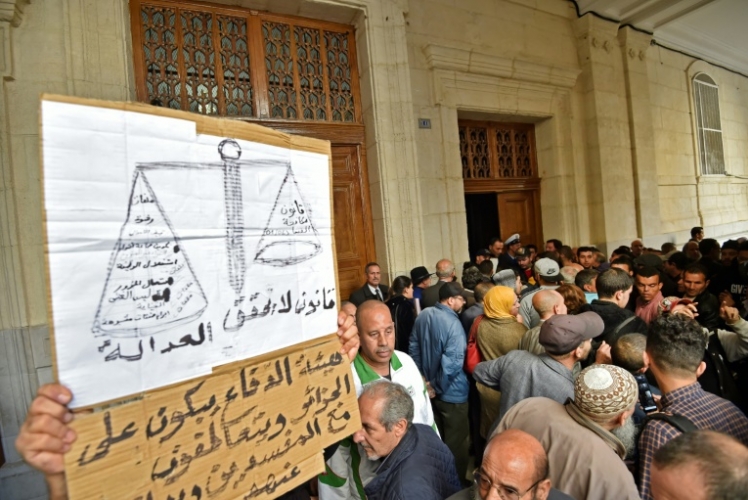 أحكام قاسية منتظرة الثلاثاء بحق مسؤولين جزائريين