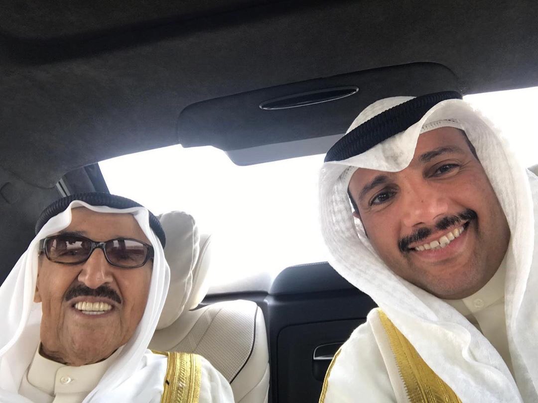 امير الكويت مصطحبا الغانم في سيارته في احدى المناسبات 