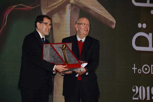 محمد بوخزار يتسلم الجائزة التقديرية للصحافة من رئيس الحكومة سعد الدين العثماني