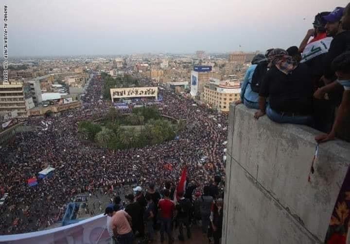 متظاهرو ساحة التحرير وسط بغداد بعد ظهر اليوم الثلاثاء