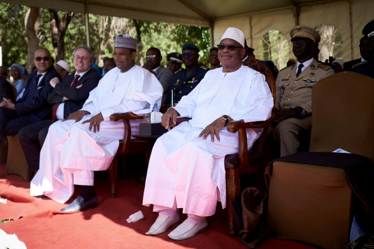 الرئيس المالي ابراهيم ابوبكر كيتا (يمين) ورئيس الوزراء بوبو سيسيه خلال مهرجان في باماكو في 30 تشرين الثاني/نوفمبر 2019.