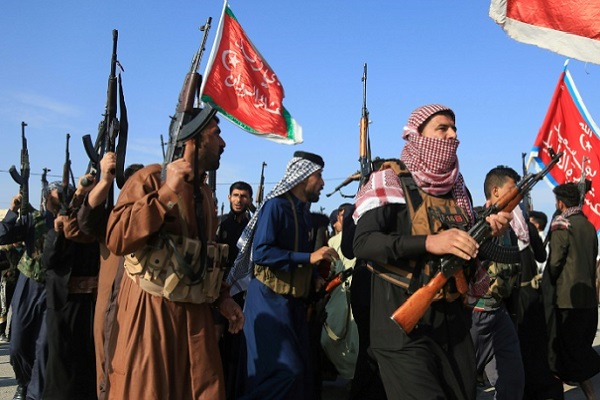 عناصر مسلحة من عشائر في مدينة كربلاء خلال تظاهرة مناهضة للحكومة العراقية في الثامن من ديسمبر 2019