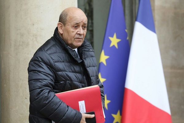 وزير الخارجية الفرنسي جان-ايف لودريان يغادر قصر الاليزيه عقب انتهاء اجتماع مجلس الوزراء الأسبوعي، 11 ديسمبر 2019