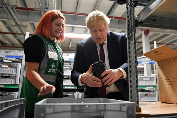 رئيس الوزراء البريطاني بوريس جونسون يقوم بجولة في أحد المصانع في شمال غرب انكلترا، في 10 ديسمبر 2019