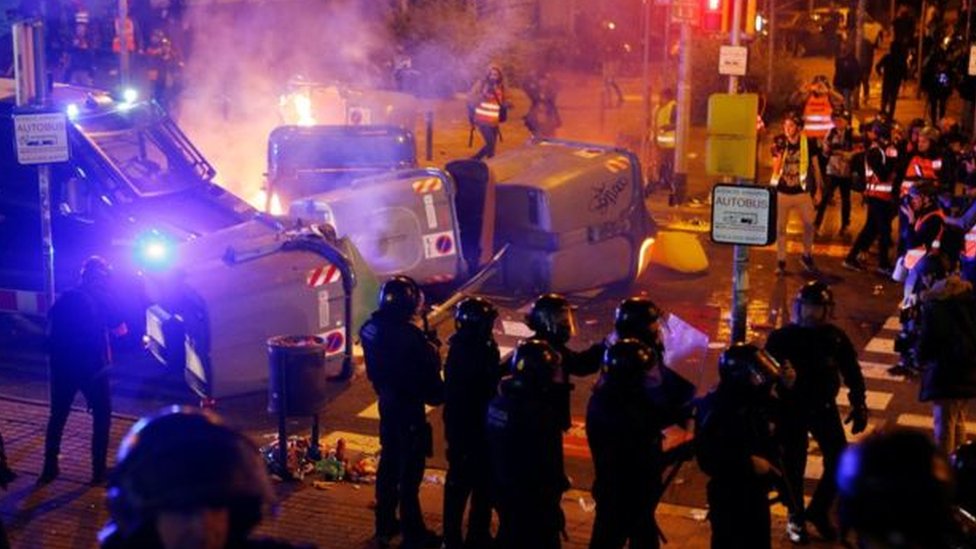 الكلاسيكو الإسباني: اشتباكات عنيفة بين الشرطة ومحتجين كاتالونيين