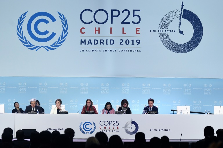 وزيرة البيئة التشيلية كارولينا شميت (وسط) رئيسة مؤتمر الأمم المتحدة للمناخ في مدريد في 15 كانون الأول/ديسمبر 2019