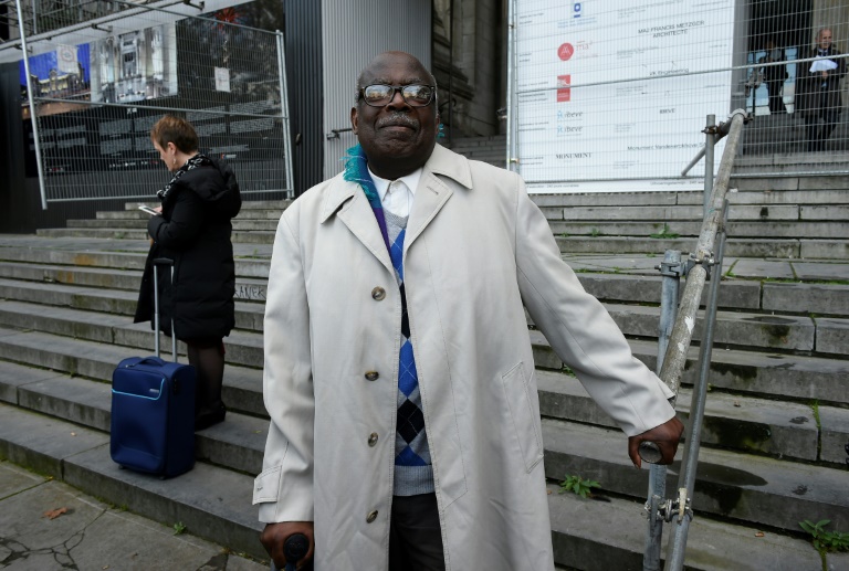 الرواندي فابيان نيريتسي أمام قصر العدل في أول أيام محاكمته في بروكسل، 4 تشرين الثاني/نوفمبر 2019
