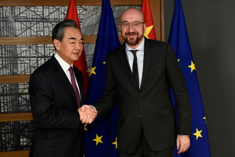 رئيس المجلس الاوروبي شارل ميشال مصافحا وزير الخارجية الصيني في بروكسل في 17 كانون الاول/ديسمبر 2019
