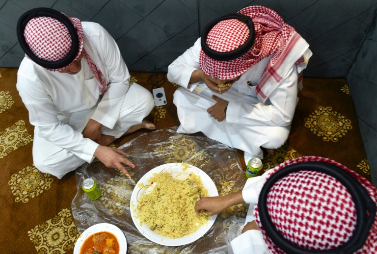 سعوديون يحاولون التصدي لظاهرة هدر الطعام
